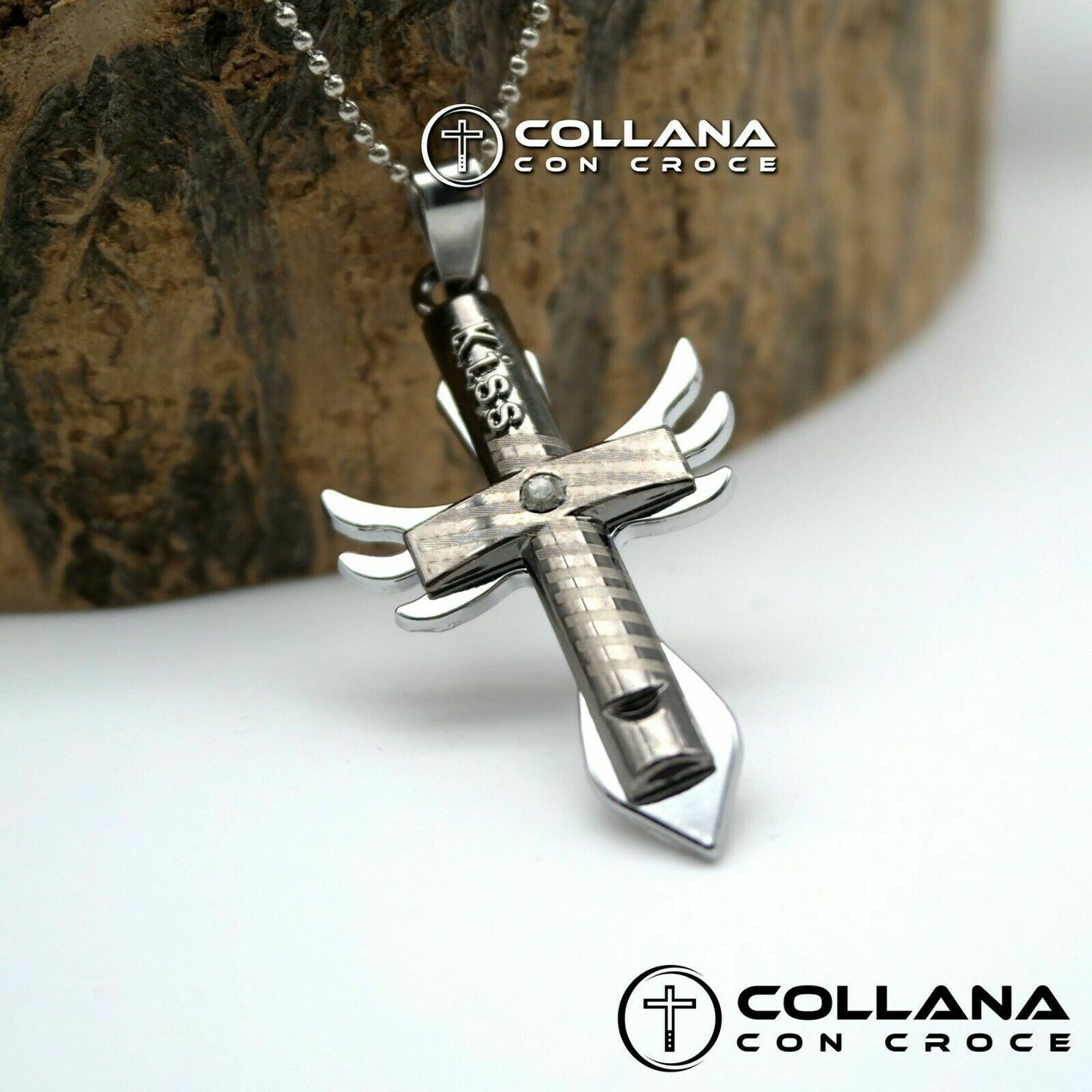 Collana con pendente Ciondolo a Croce con le Ali con Punto Luce e scritta Kiss