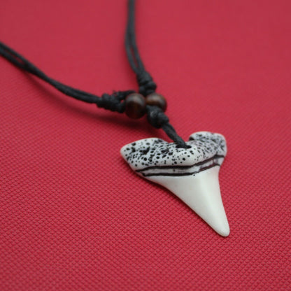 Collana con pendente Ciondolo dente finto di Squalo Uomo Surfista Shark Surf uomo