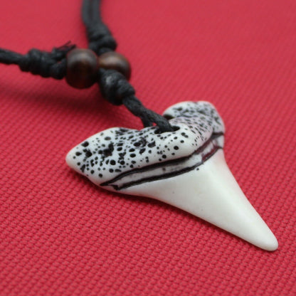 Collana con pendente Ciondolo dente finto di Squalo Uomo Surfista Shark Surf uomo